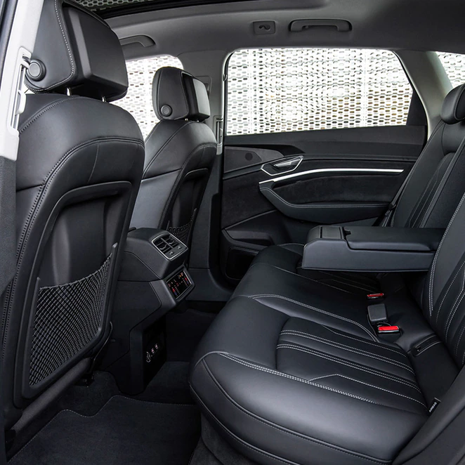 아우디 e-tron  파노라마 선루프