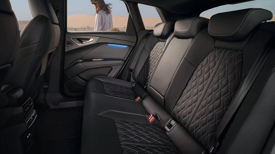 아우디 Q4 e-tron 실내 뒷 좌석