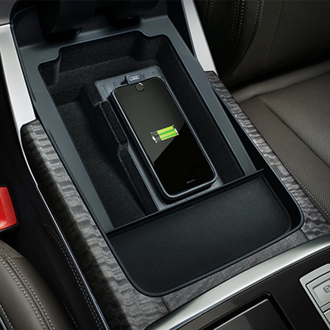 아우디 Q8 폰 박스